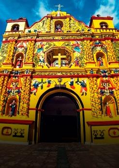 Fachada colorida de la iglesia de San Andrés Xecul