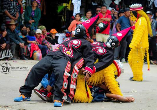 Danzantes en una celebración tradicional