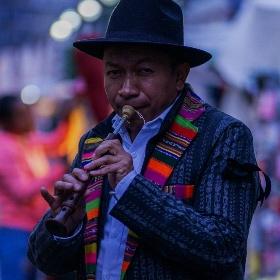 Músico tocando un instrumento de viento